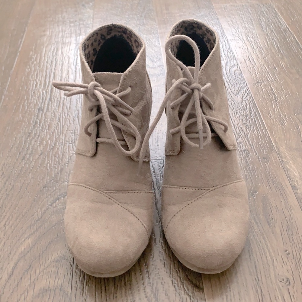 City Classified Suede Laced Tan Wedges Size 6 EUC